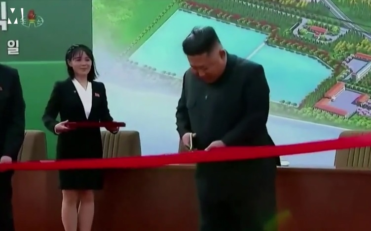 Video: Lãnh tụ Triều Tiên Kim Jong Un khai trương nhà máy vào ngày 1/5